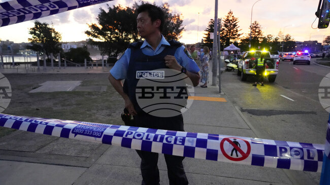 Полицията потвърди, че при стрелбата на плажа Бонди в Сидни са загинали 10 души, сред които и единият от вероятните извършители