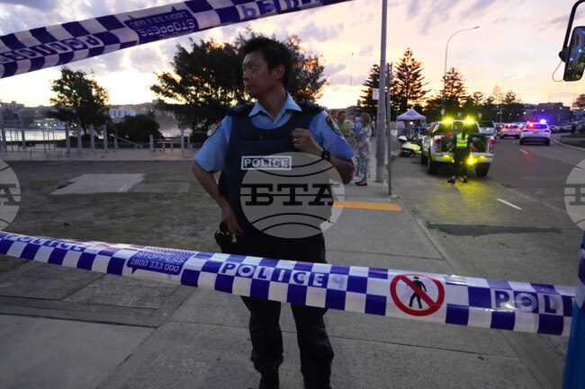 Случайният минувач, обезвредил въоръжен нападател на плажа Бонди, е възхваляван в Австралия като герой 