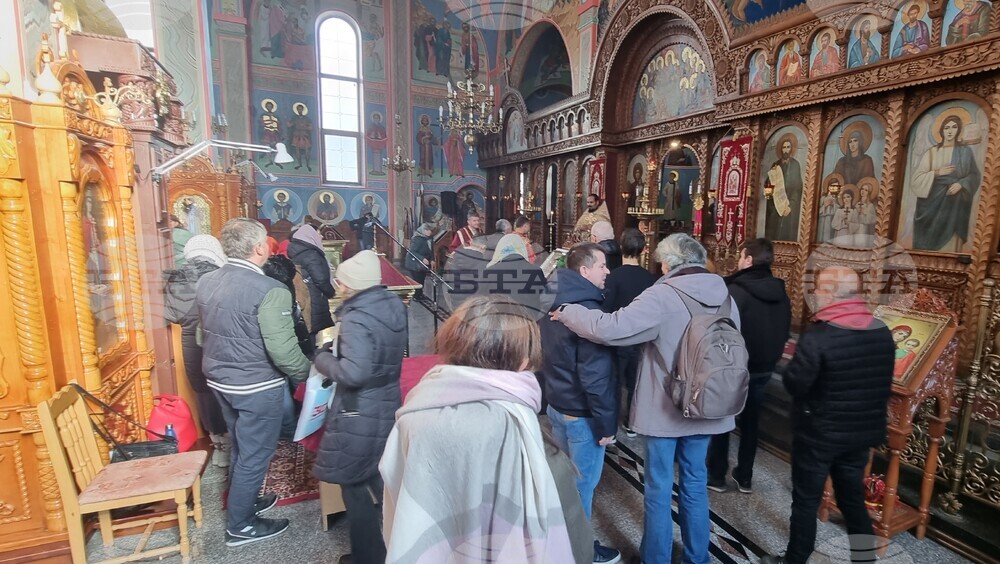 Шумен - църква „Св. Три Светители“ - неделна служба