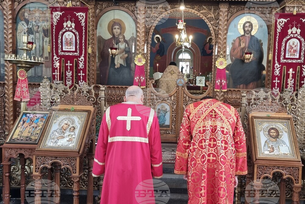 Шумен - църква „Св. Три Светители“ - неделна служба