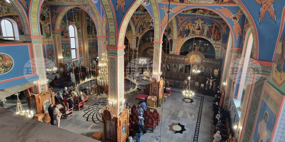 Шумен - църква „Св. Три Светители“ - неделна служба