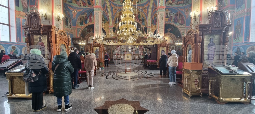 Шумен - църква „Св. Три Светители“ - неделна служба