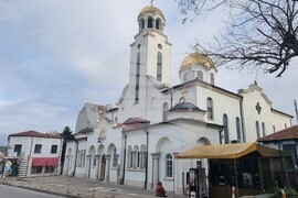 Шумен - църква „Св. Три Светители“ - неделна служба