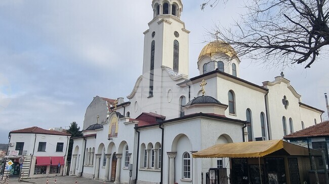 Важно е човек да постига всичко с много труд, пост и молитва, каза отец Иван в проповедта си в църквата "Св. Три Светители" в Шумен