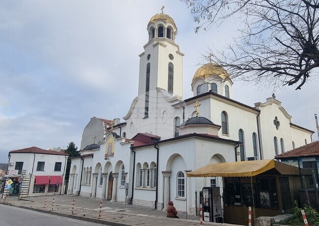 Шумен - църква „Св. Три Светители“ - неделна служба