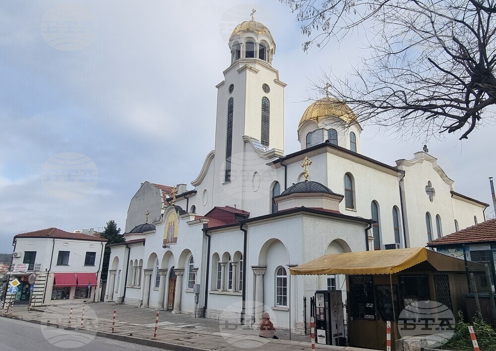 Шумен - църква „Св. Три Светители“ - неделна служба