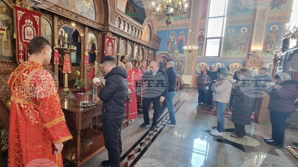 Шумен - църква „Св. Три Светители“ - неделна служба