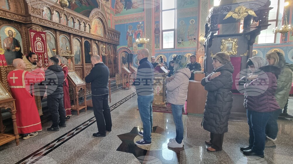 Шумен - църква „Св. Три Светители“ - неделна служба