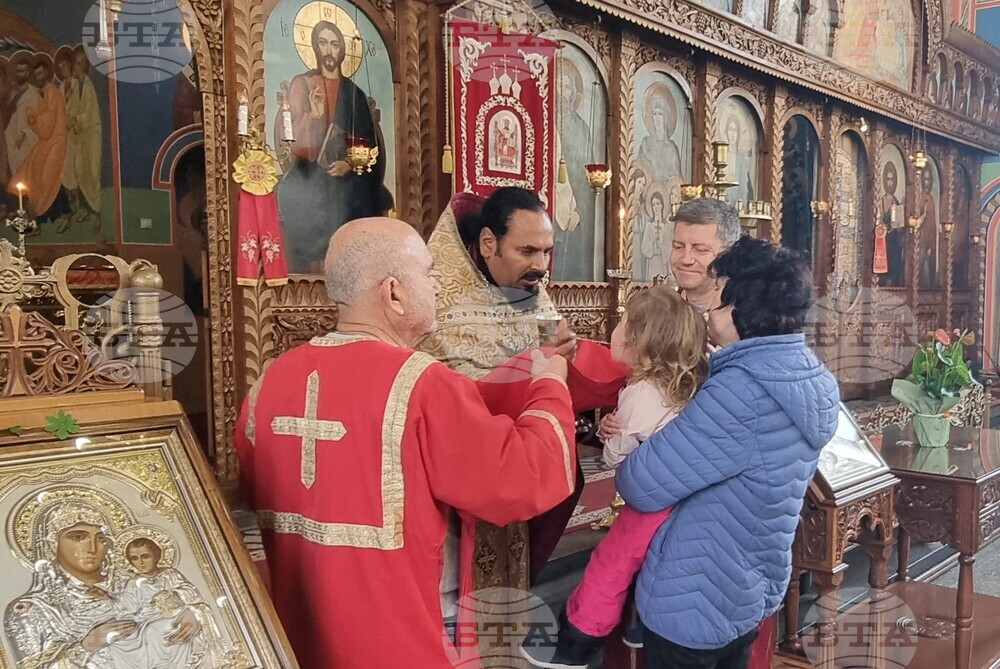 Шумен - църква „Св. Три Светители“ - неделна служба