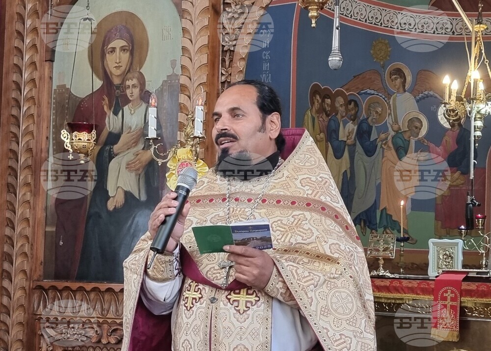 Шумен - църква „Св. Три Светители“ - неделна служба