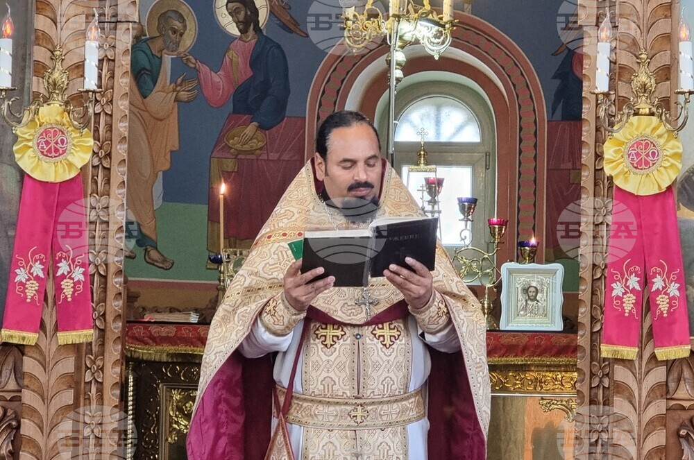 Шумен - църква „Св. Три Светители“ - неделна служба