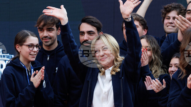 Мелони отправи две коледни послания към сънародниците си и раздаде коледни подаръци на министрите си