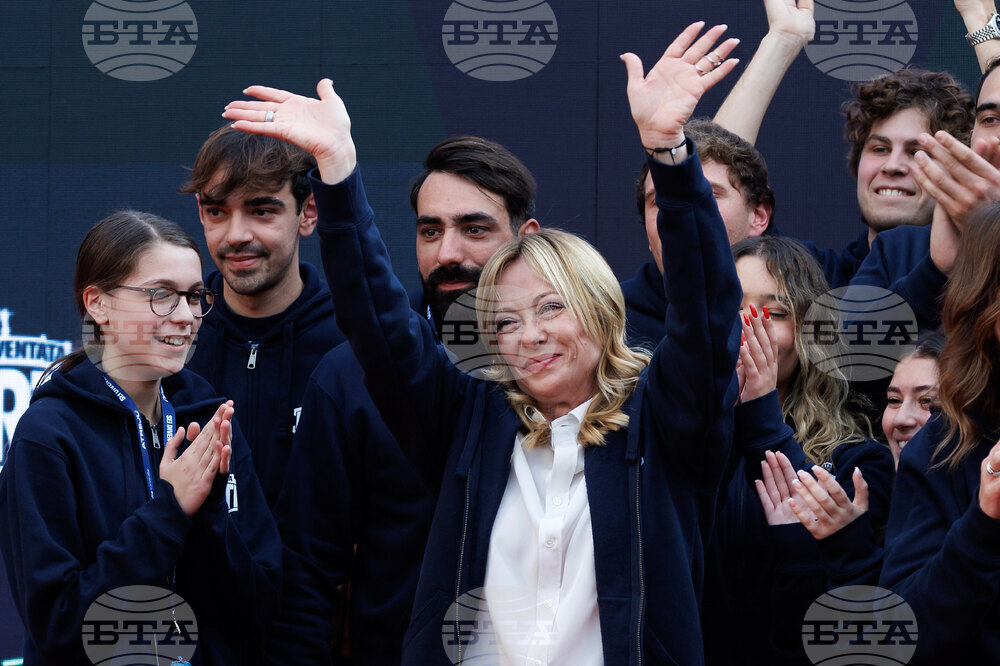 Мелони отправи две коледни послания към сънародниците си и раздаде коледни подаръци на министрите си