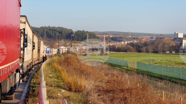 Движението е интензивно на изход за товарни автомобили на граничните пунктове "Капитан Андреево" и "Лесово" 