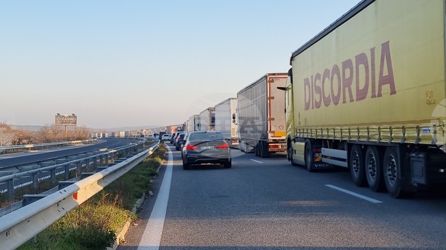 Интензивен е трафикът за товарни автомобили на границата с Турция, а за леки коли - на границата със Сърбия, съобщават от "Гранична полиция"