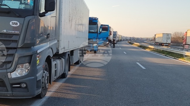 Trucks Pile Up for 27 Km at Kapitan Andreevo Border Crossing