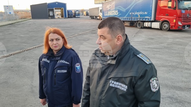 Около 27 км е опашката от товарни автомобили на излизане от страната при „Капитан Андреево“, каза началникът на пункта Яни Пейчев
