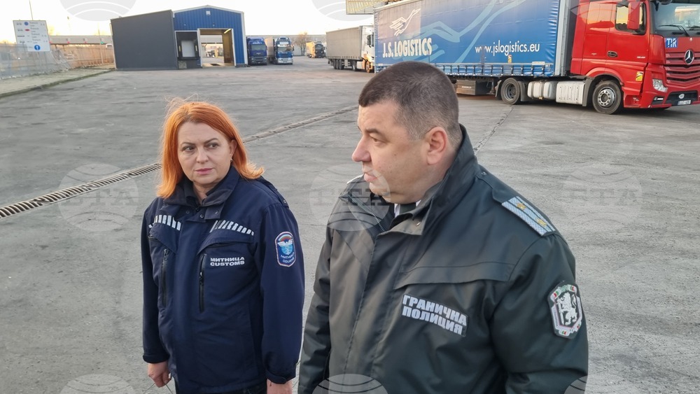 Около 27 км е опашката от товарни автомобили на излизане от страната при „Капитан Андреево“, каза началникът на пункта Яни Пейчев