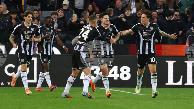 Удинезе нанесе поражение на лидера в Серия А Наполи, Верона победи Фиорентина в дерби на дъното