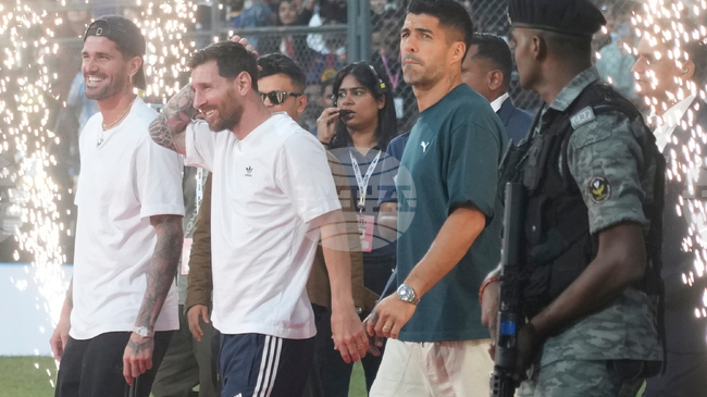 Хаос в Калкута, конфети в Делхи: Меси приключи противоречивото турне в Индия