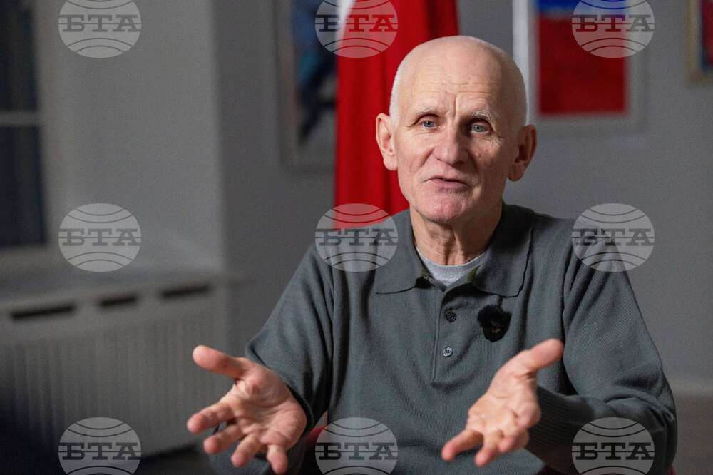 Освободеният беларуски дисидент Алес Беляцки каза, че Нобеловата награда за мир го е предпазвала в затвора