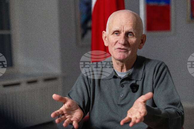 Освободеният беларуски дисидент Алес Беляцки каза, че Нобеловата награда за мир го е предпазвала в затвора