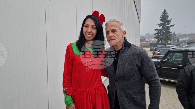 Десетки граждани се събраха, за да подкрепят „Пернишката Коледа“