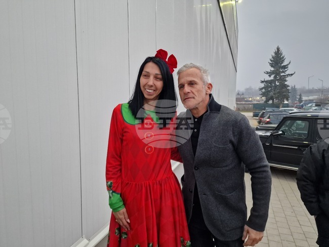 Десетки граждани се събраха, за да подкрепят „Пернишката Коледа“