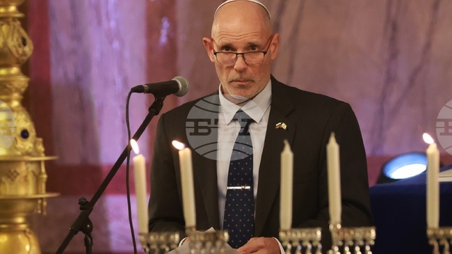 Ханука разказва вечната история за триумфа на светлината над мрака, заяви заместник-посланикът на Държавата Израел Тедиан Поплингер