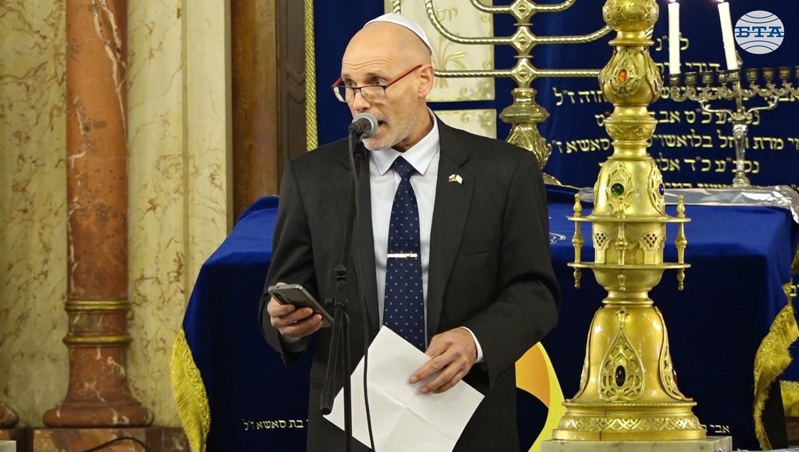 Ханука разказва вечната история за триумфа на светлината над мрака, заяви заместник-посланикът на Държавата Израел Тедиан Поплингер