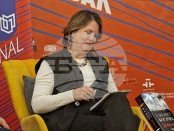 Американската писателка Елизабет Костова гостува на Софийския международен панаир на книгата в НДК