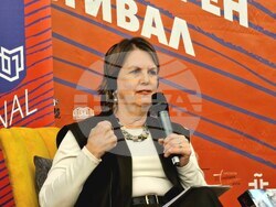 Американската писателка Елизабет Костова гостува на Софийския международен панаир на книгата в НДК