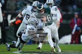 Raiders Eagles Football