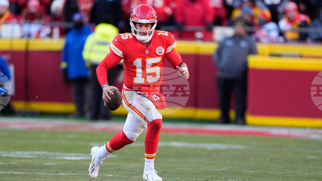 Куотърбекът Патрик Махоумс е със скъсани кръстни връзки