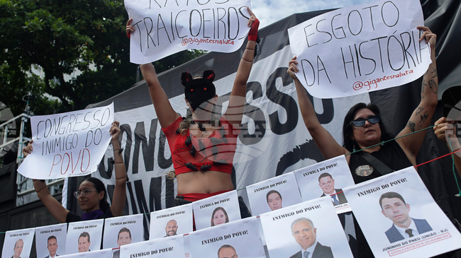 Десетки хиляди бразилци протестираха срещу опитите за намаляване на присъдата на Болсонаро