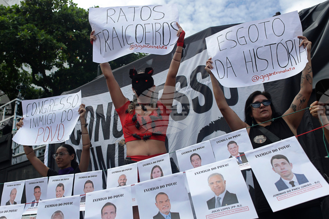 Десетки хиляди бразилци протестираха срещу опитите за намаляване на присъдата на Болсонаро