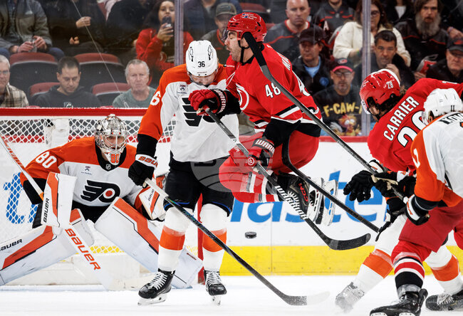 Каролина победи Филаделфия след изпълнение на дузпи в Националната хокейна лига