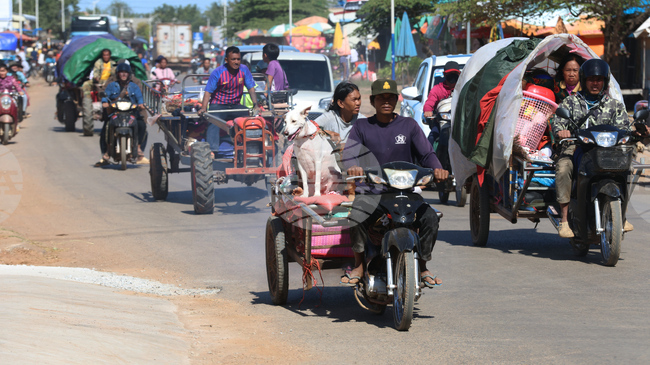 Камбоджа каза, че Тайланд е нанесъл въздушни удари часове след известието за продължаване на преговорите в Малайзия