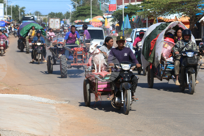 Камбоджа каза, че Тайланд е нанесъл въздушни удари часове след известието за продължаване на преговорите в Малайзия