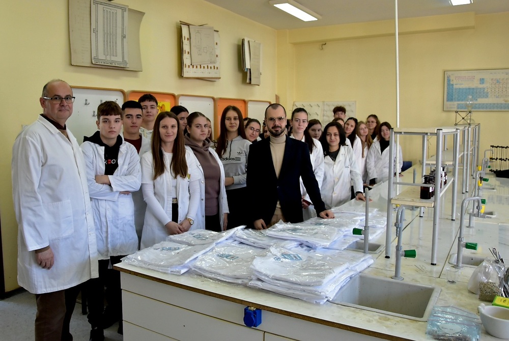 Българо-сръбският център във Враня дари лабораторни облекла за ученици