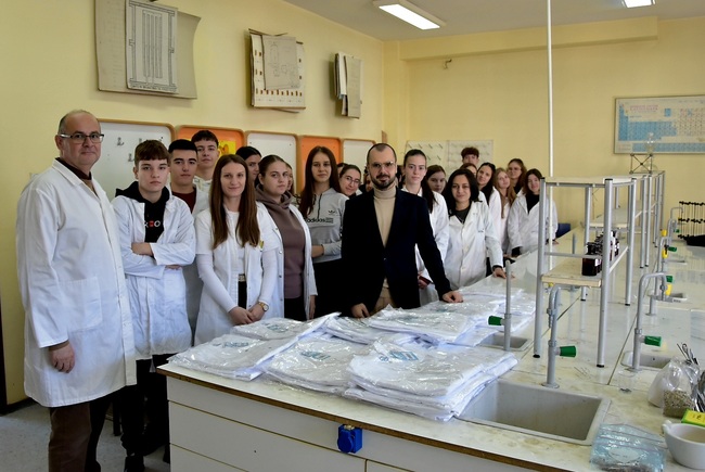 Българо-сръбският център във Враня дари лабораторни облекла за ученици