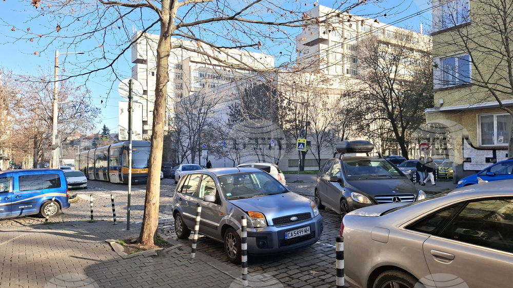 Площад „Журналист“ - аварирал трамвай - спряно движение