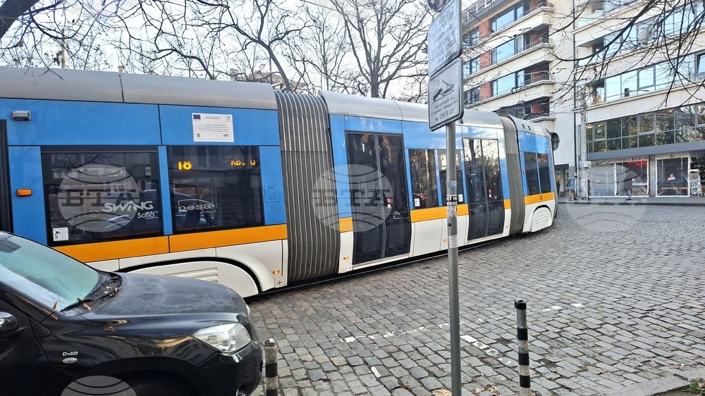 Площад „Журналист“ - аварирал трамвай - спряно движение