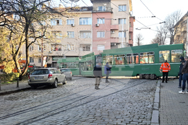 Площад „Журналист“ - аварирал трамвай - спряно движение