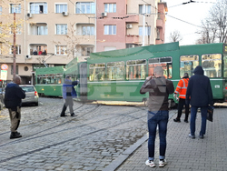 Площад „Журналист“ - аварирал трамвай - спряно движение