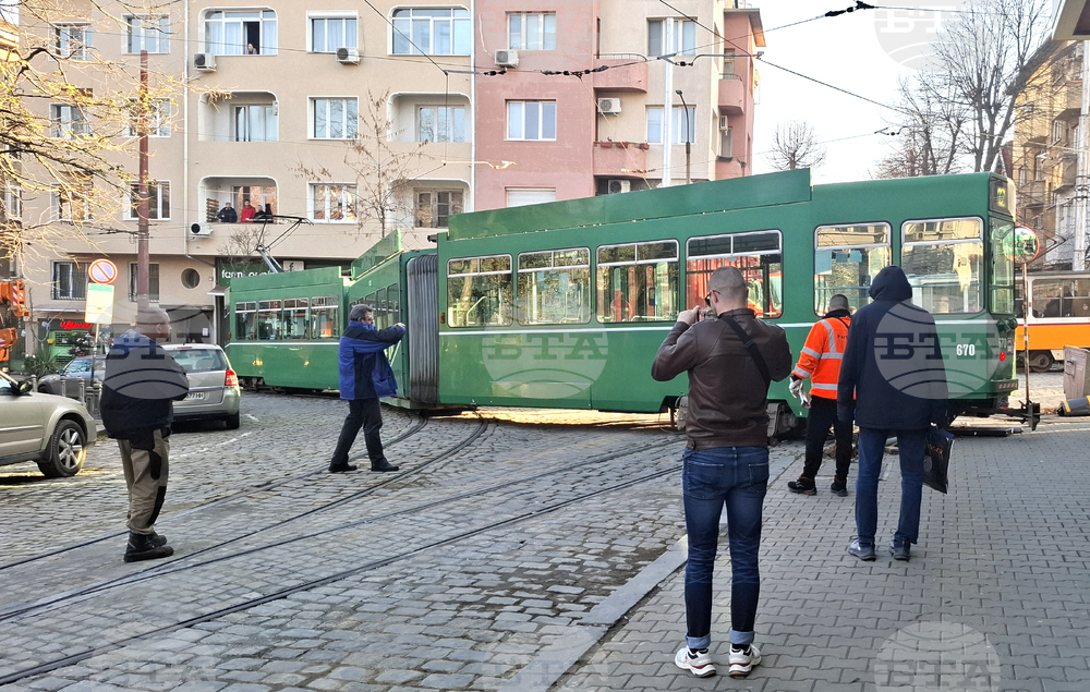 Площад „Журналист“ - аварирал трамвай - спряно движение