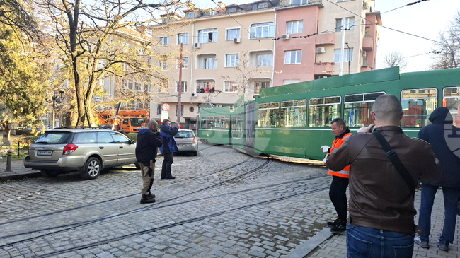 Трамвай аварира на площад „Журналист“ в София