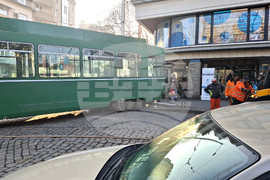 Площад „Журналист“ - аварирал трамвай - спряно движение