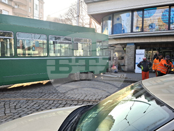 Площад „Журналист“ - аварирал трамвай - спряно движение