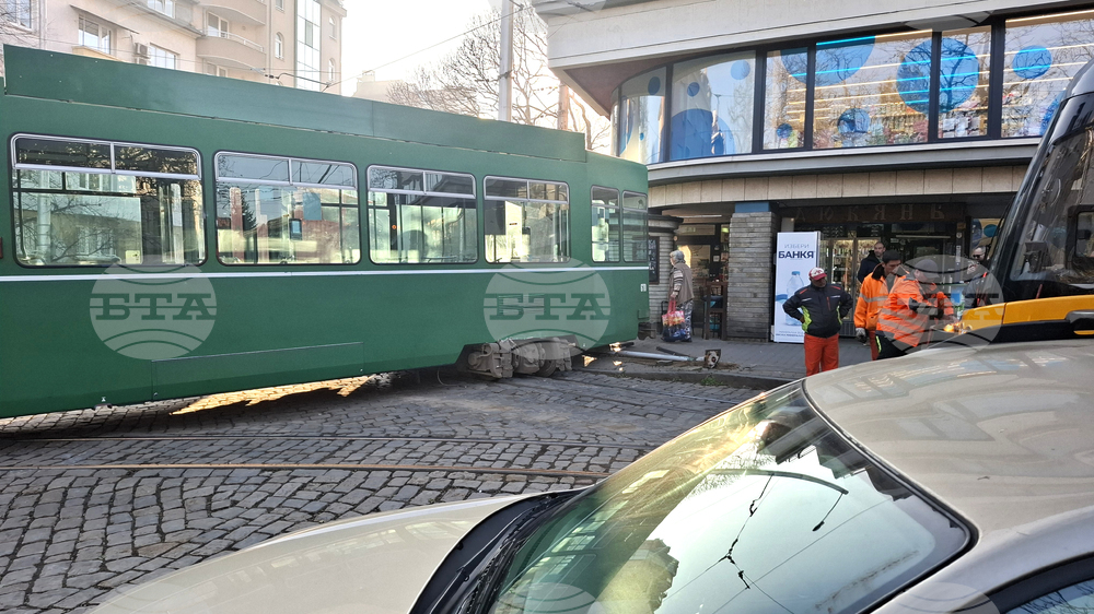 Площад „Журналист“ - аварирал трамвай - спряно движение